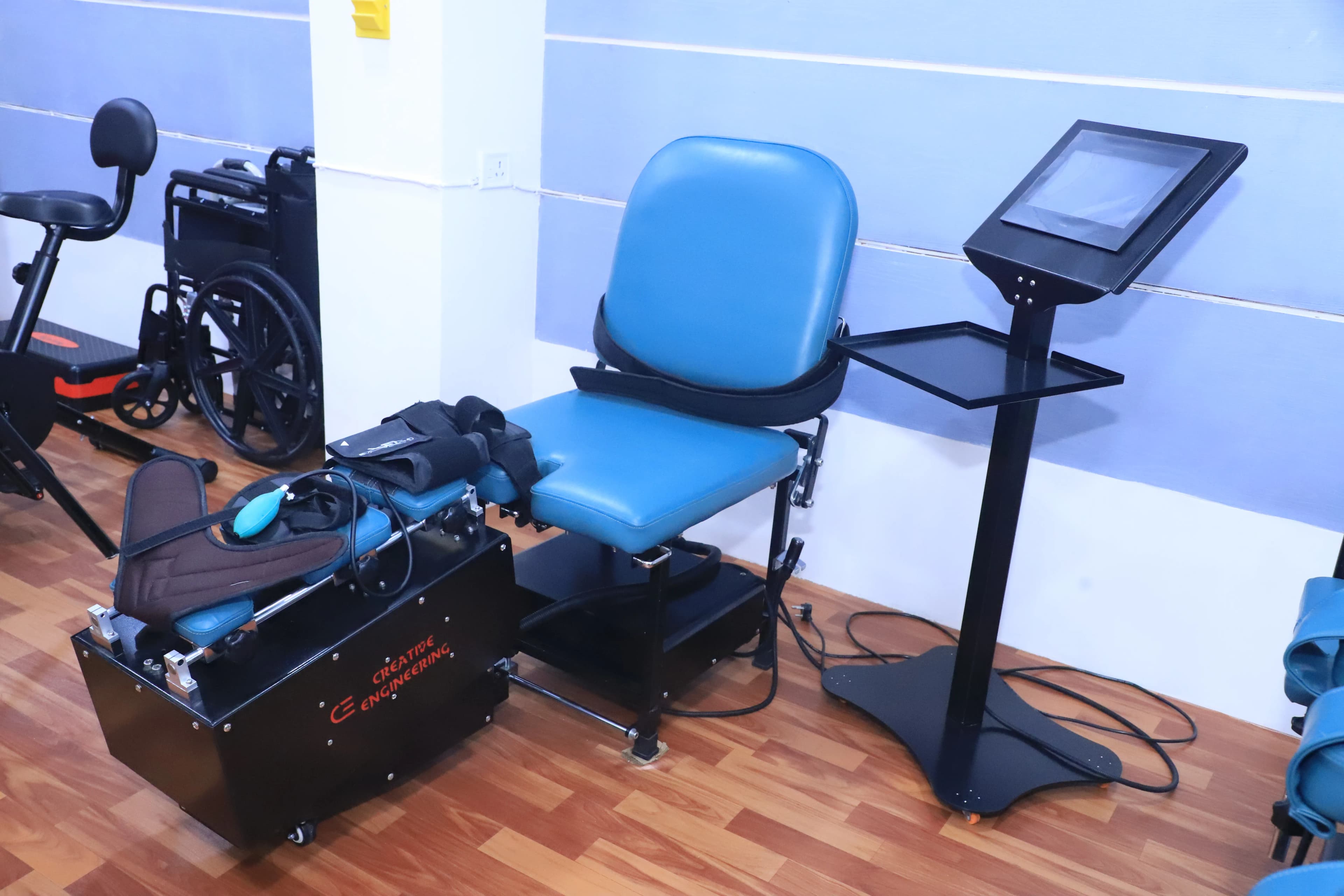 Knee Decompression Machine at physiotherapy clinic, Indore